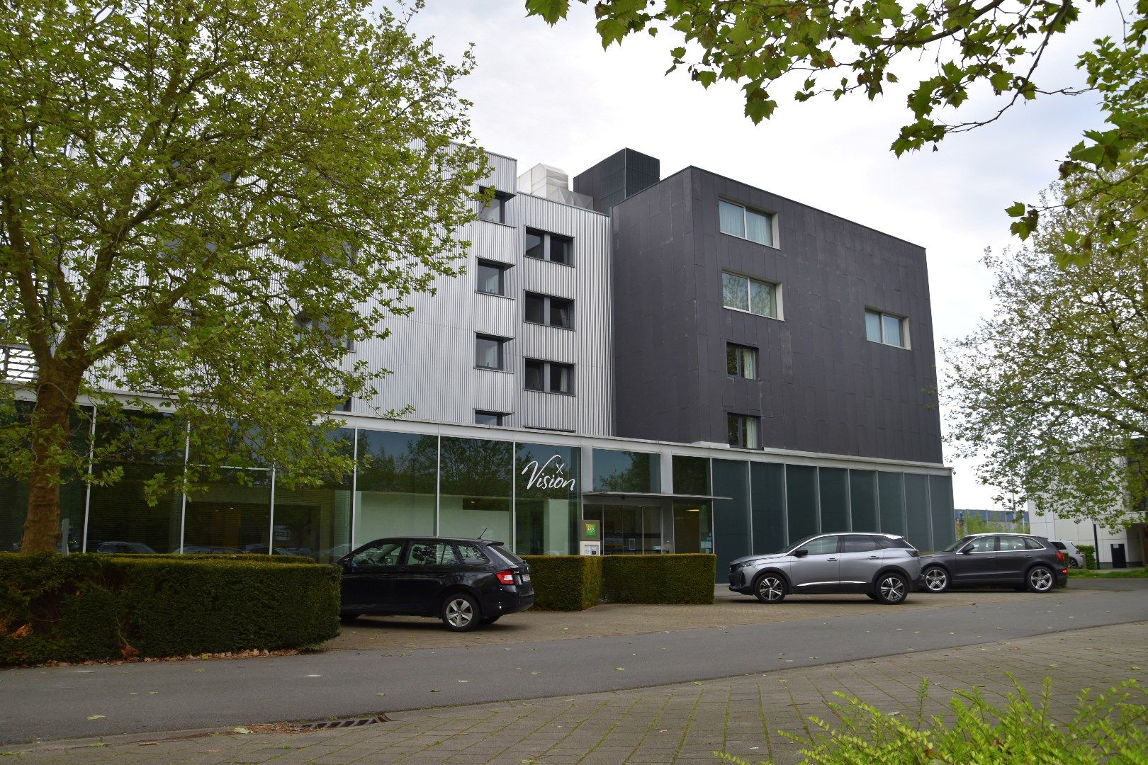 Hotelkamer met aparte badkamer in 'Ibis Style" Kortrijk te koop foto {{pictureIndex}}