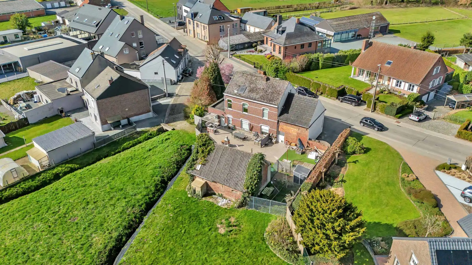 Gerenoveerde woning op 24a 12ca foto 24