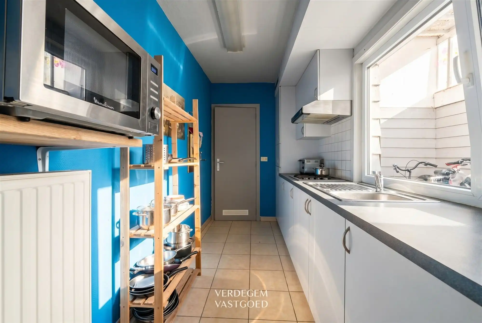 Achter deze mooie blauwe gevel vind je een opbrengsteigendom met 5 studentenkamers op topligging foto 13