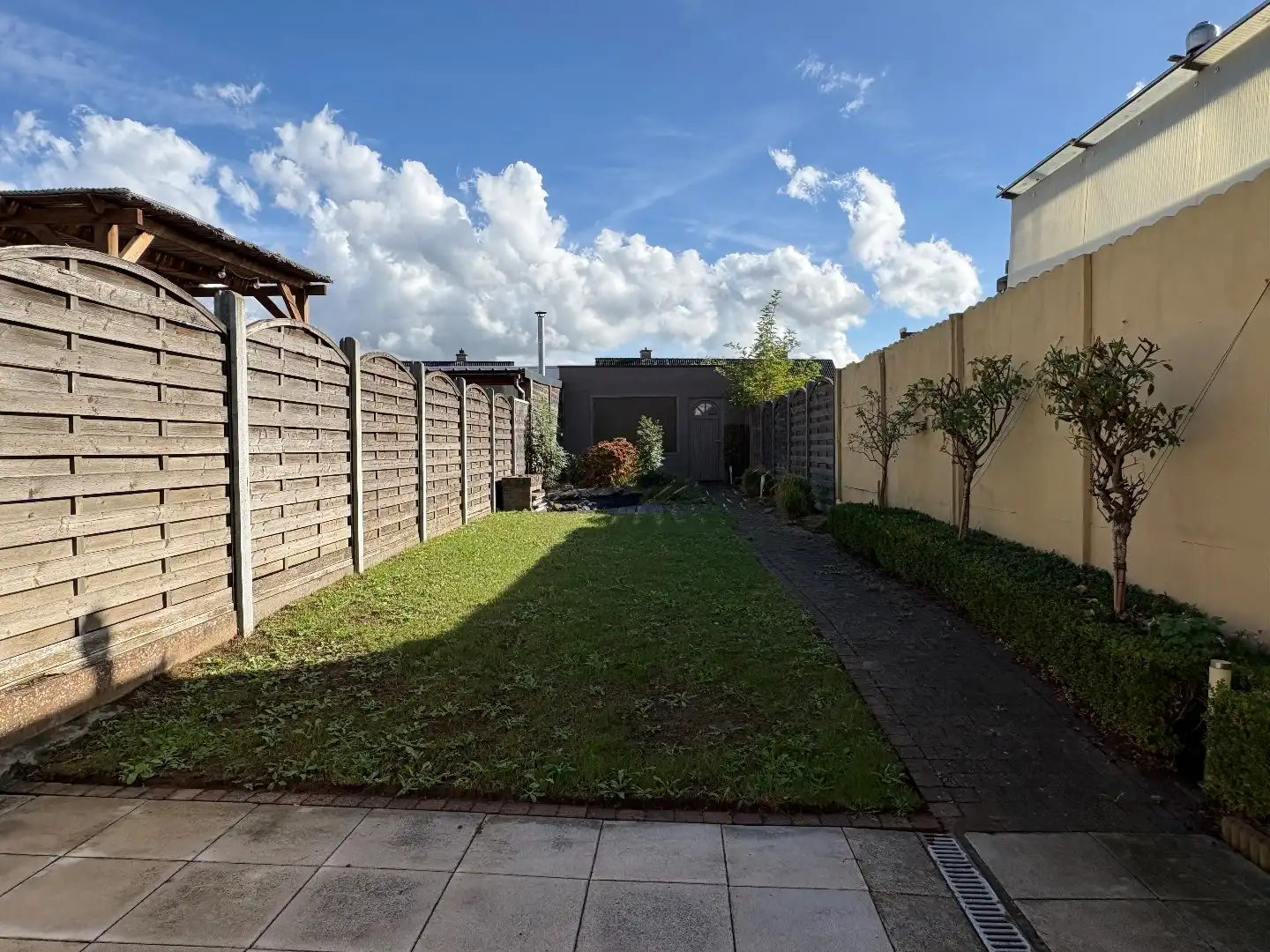 Instapklare woning te koop met uitweg en ruime garage achteraan en 3 slaapkamers met mogelijkheid tot het maken van een 4de slaapkamer.  foto 17