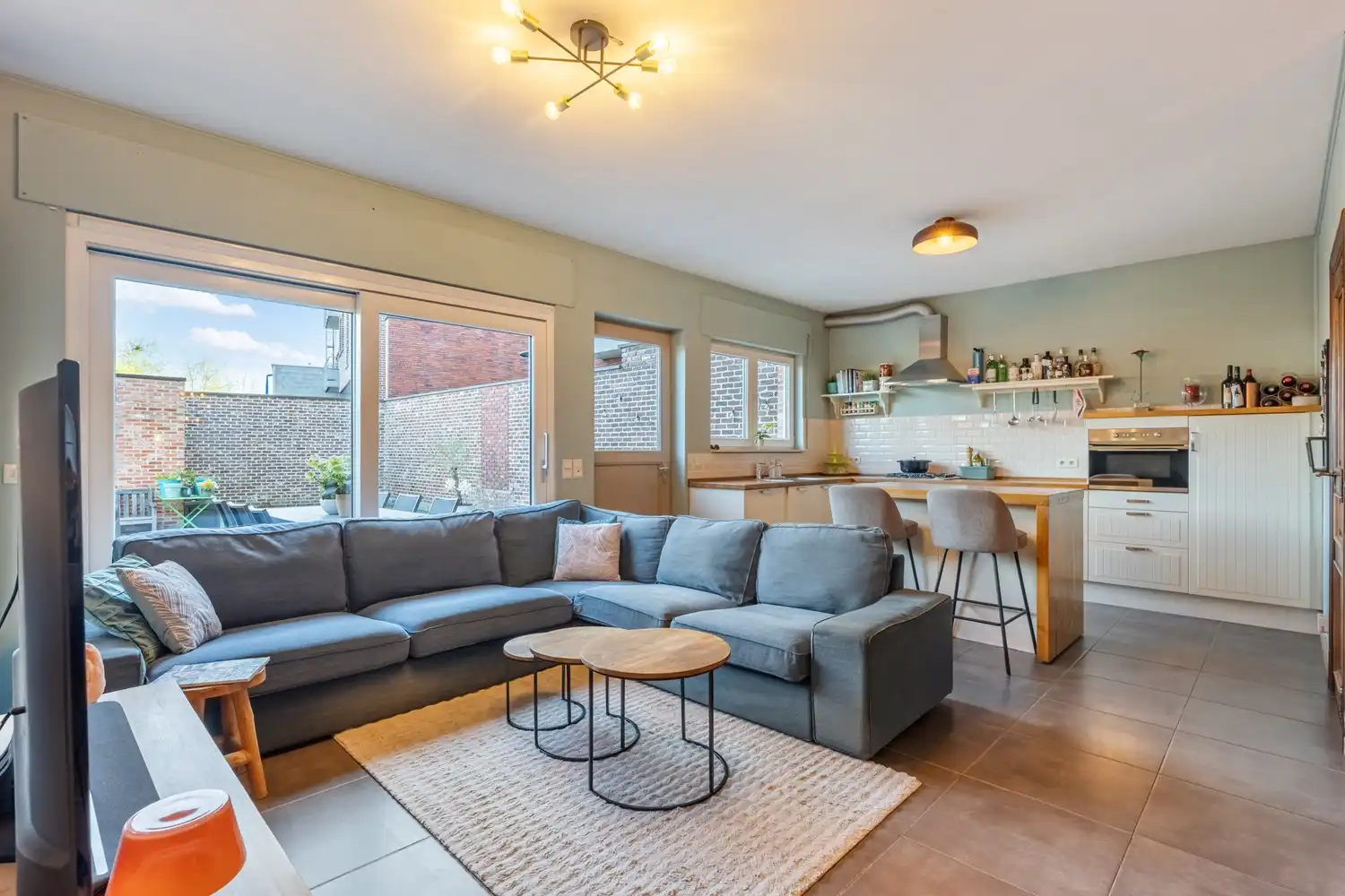 Goed gelegen, halfopen en energiezuinige woning met 3 slaapkamers, een bureau en een oprit met een garage te Kessel-Lo! foto 5