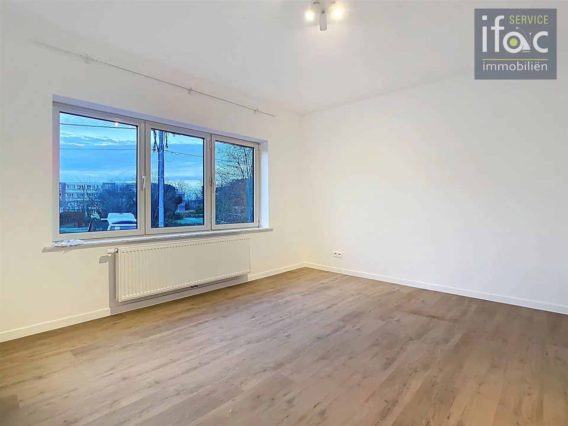 Volledig gerenoveerde woning met tuin, parking, 3slpks, badk foto 11