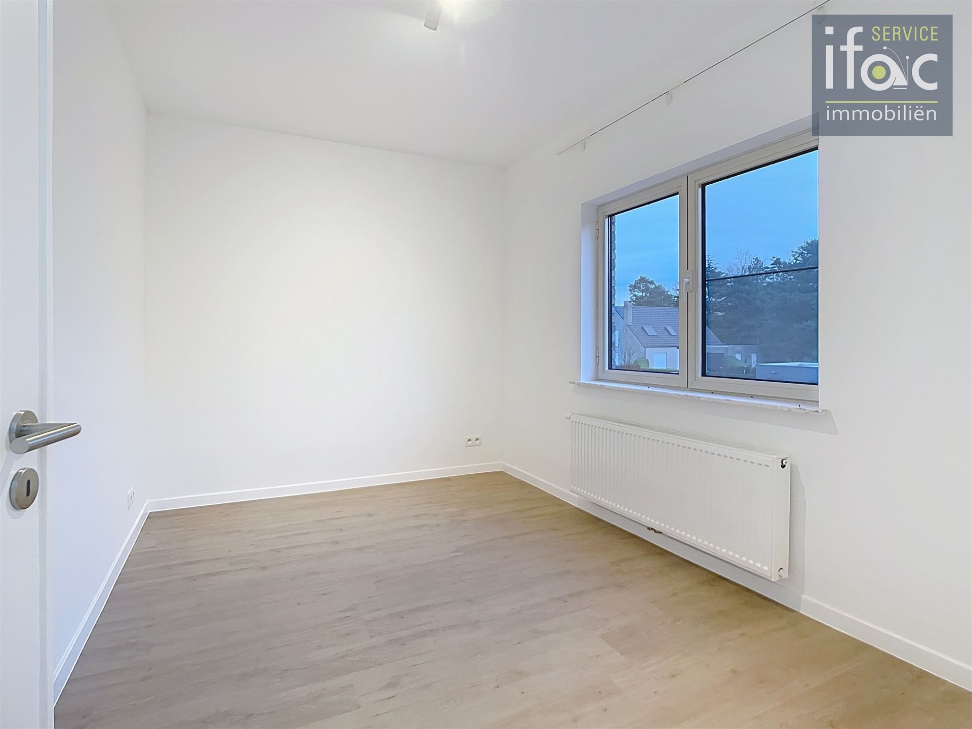 Volledig gerenoveerde woning met tuin, parking, 3slpks, badk foto 11