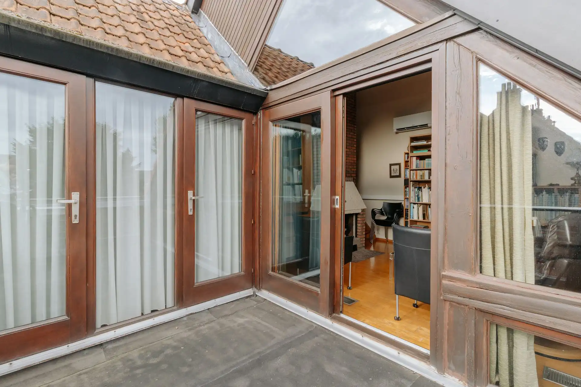 Architecturale Lejon-woning in autoluwe straat foto 17