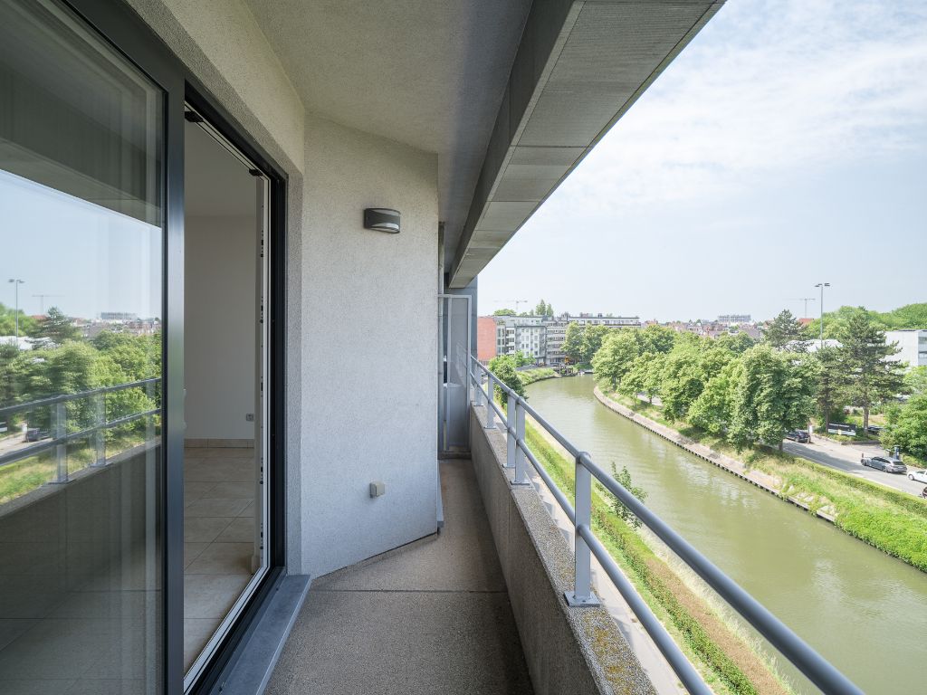 Licht op te frissen appartement met 3 slaapkamers en aangenaam terras met prachtig en open zicht over de Leie. Mogelijkheid tot aankoop autostaanplaats. foto 3