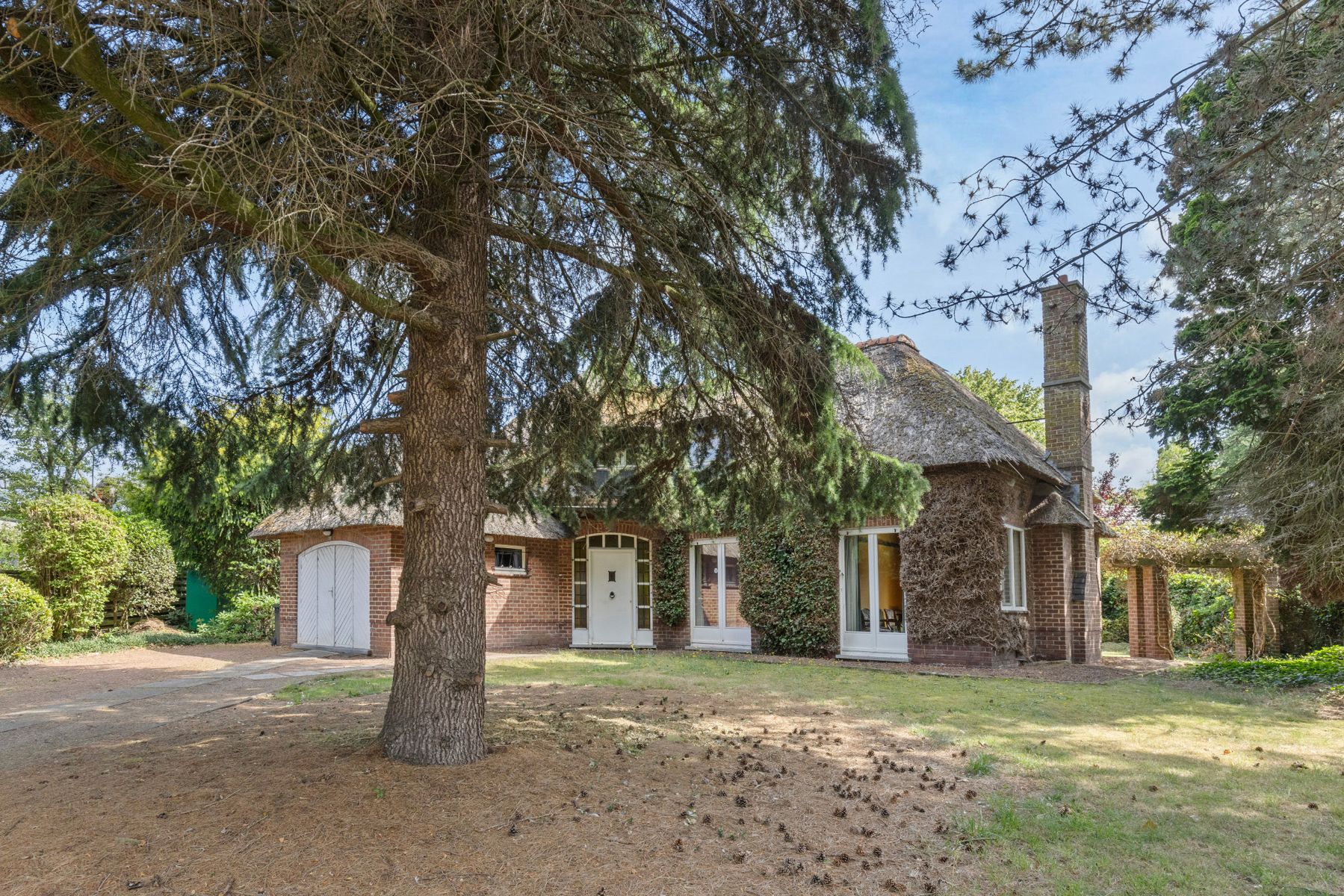 Geheel te renoveren / te slopen woning in residentiële wijk foto 23