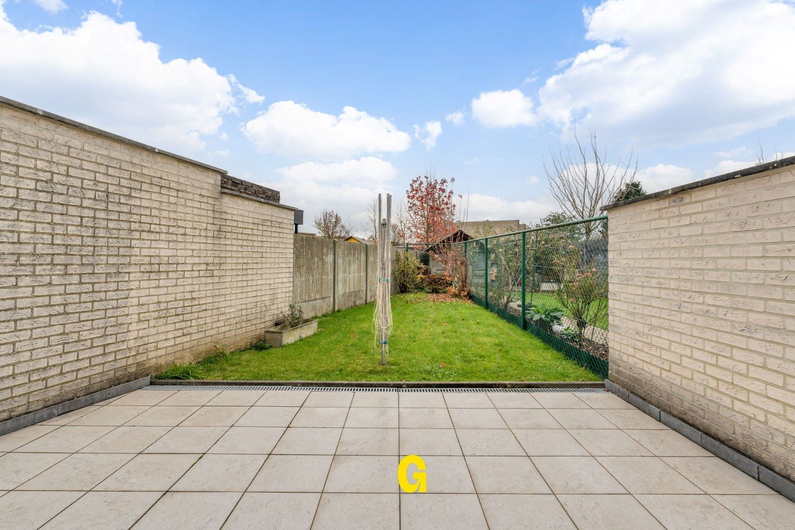 Degelijke instapklare rijwoning met drie slaapkamers, inpandige garage en tuin met terras vlakbij het centrum van Bilzen foto 12
