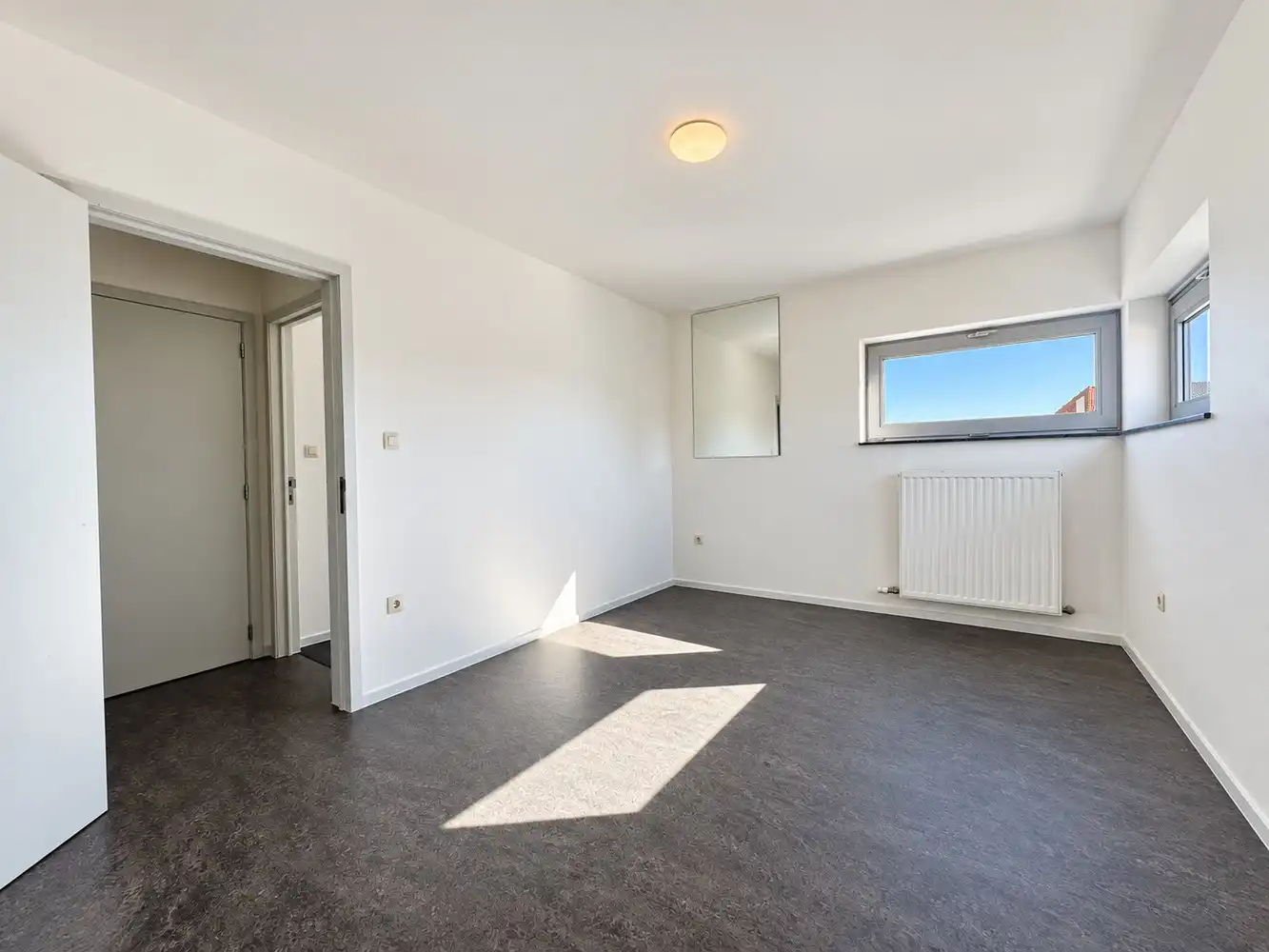 Verrassend ruime gezinswoning met vier slaapkamers, zonnig terras en carport foto 12