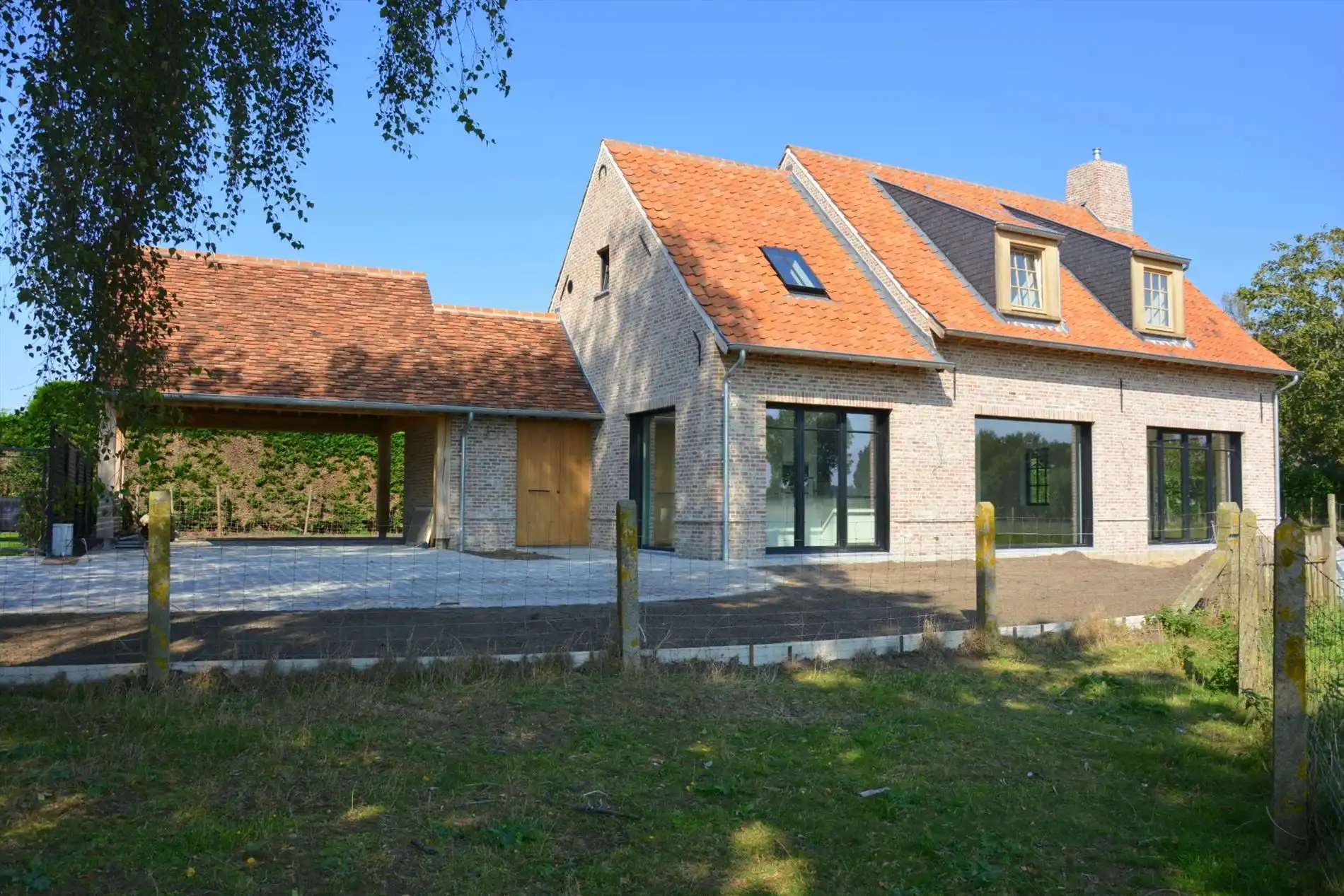Prachtige villa met ruime tuin, landelijk uitzicht en uitgebreid beveiligingssysteem foto {{pictureIndex}}