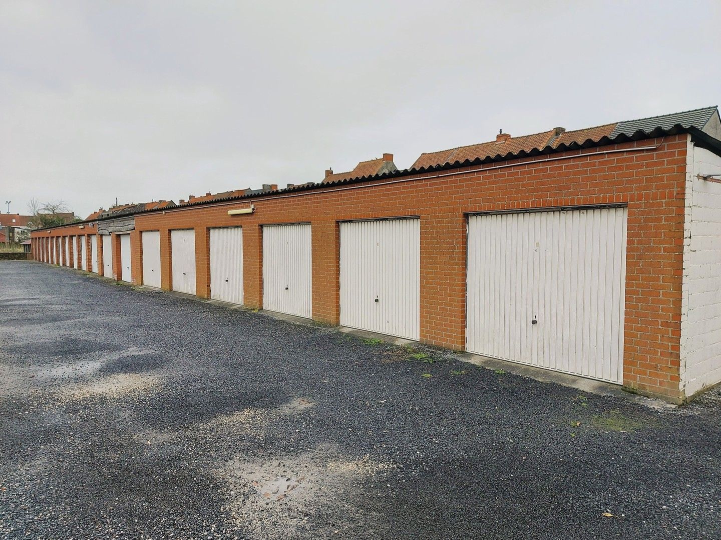 Garages te koop in Heule. foto {{pictureIndex}}