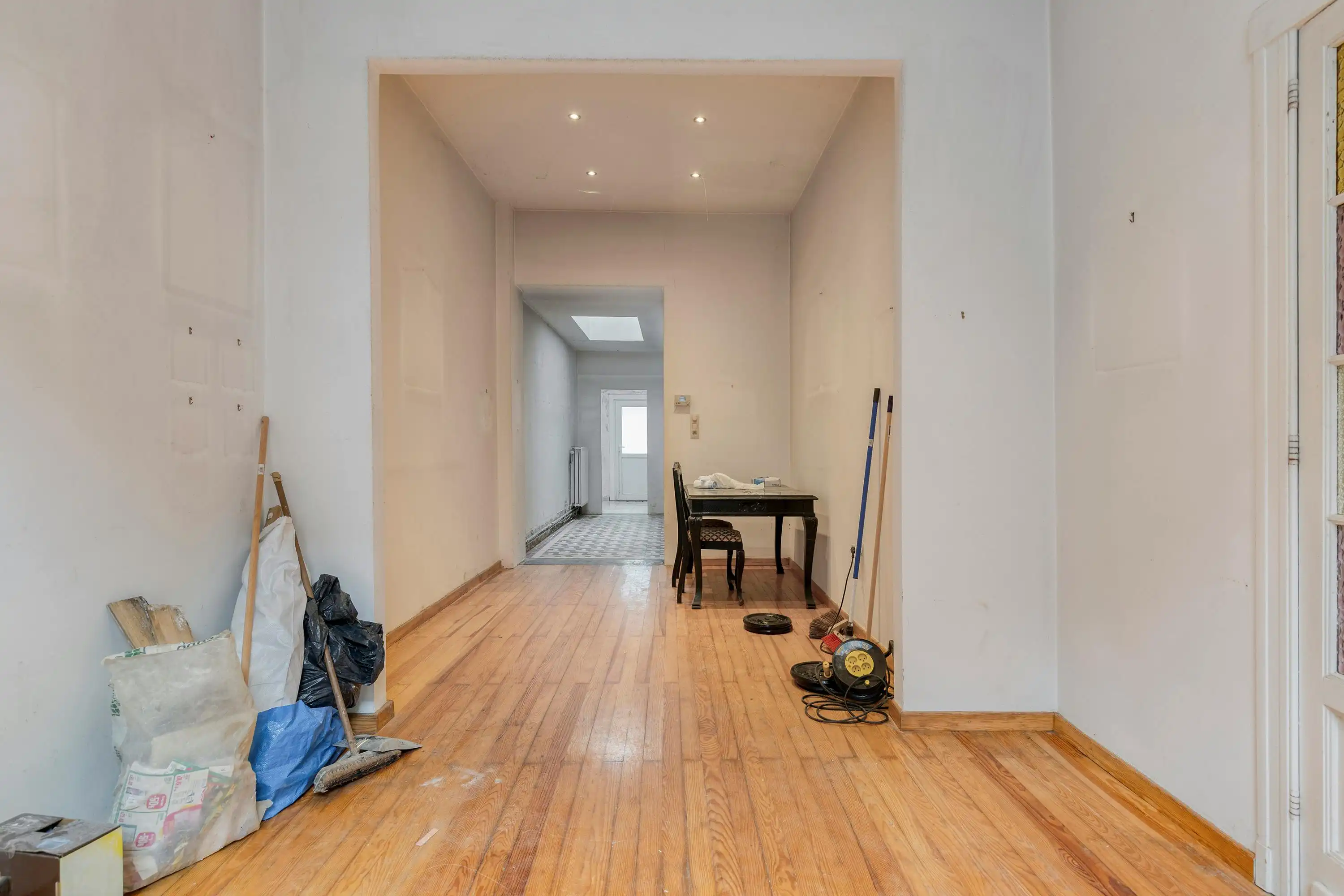 Op te frissen huis met 4 slaapkamers te koop in Borgerhout! foto 3