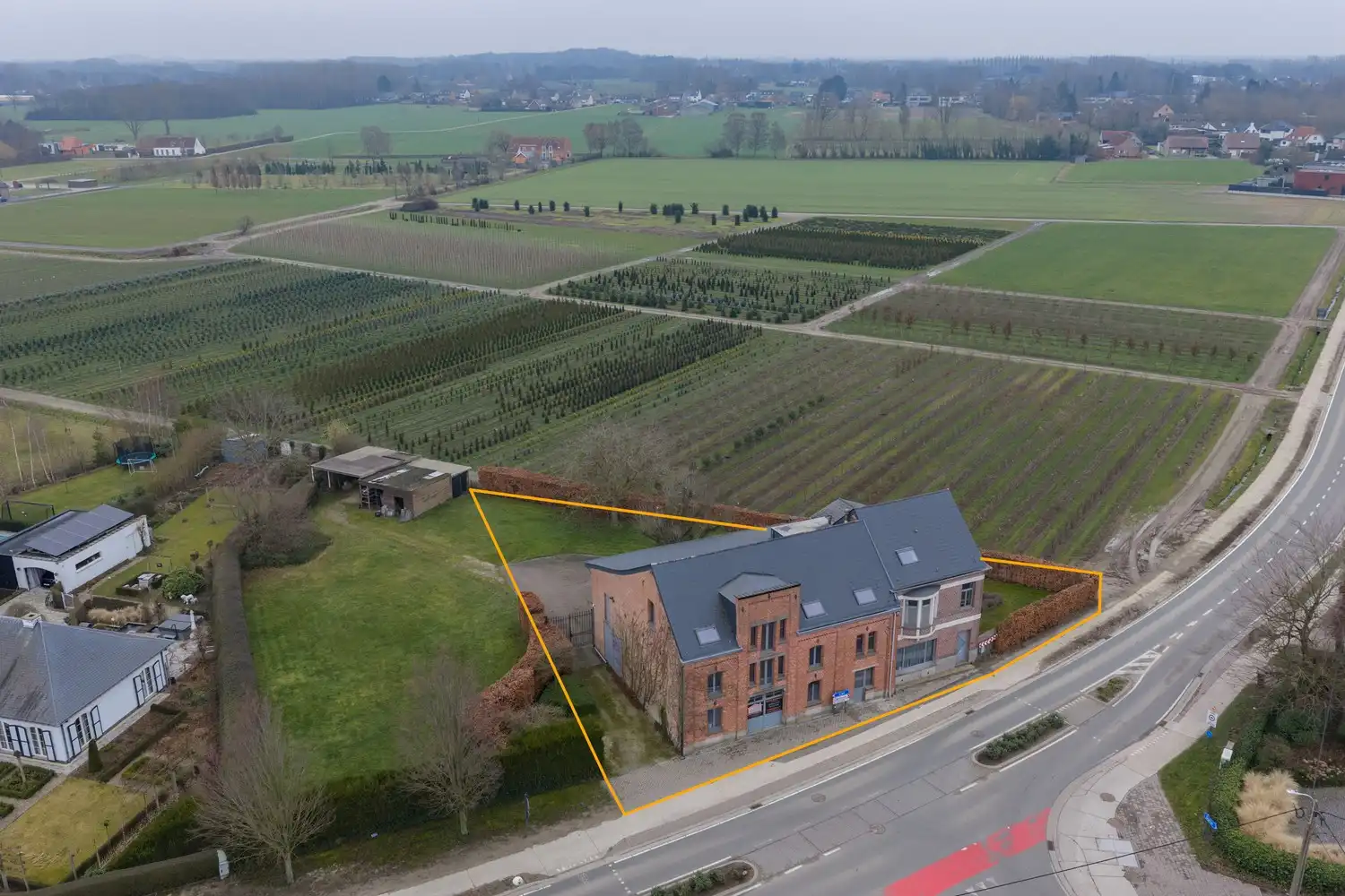 Zonevreemde woning met magazijn te Putte foto 2