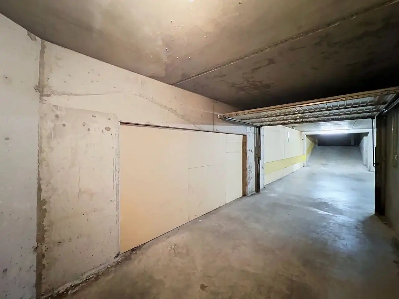Bijzonder goed gelegen garagebox (op de eerste verdiep) van een centraal gelegen complex, vlakbij de Visserskapel foto 9