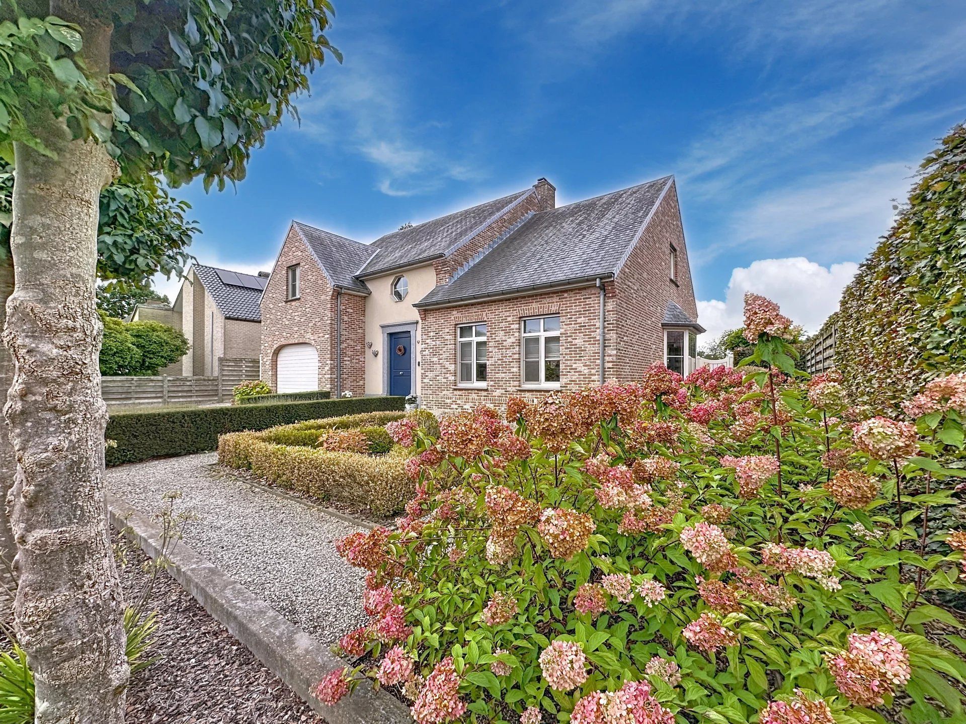 Prachtige landelijke gelegen vrijstaande woning uit 2001, gelegen op een perceel van 16a 43ca. Deze woning biedt comfort, ruimte en privacy met hoogwaardige afwerking en moderne gemakken. foto {{pictureIndex}}