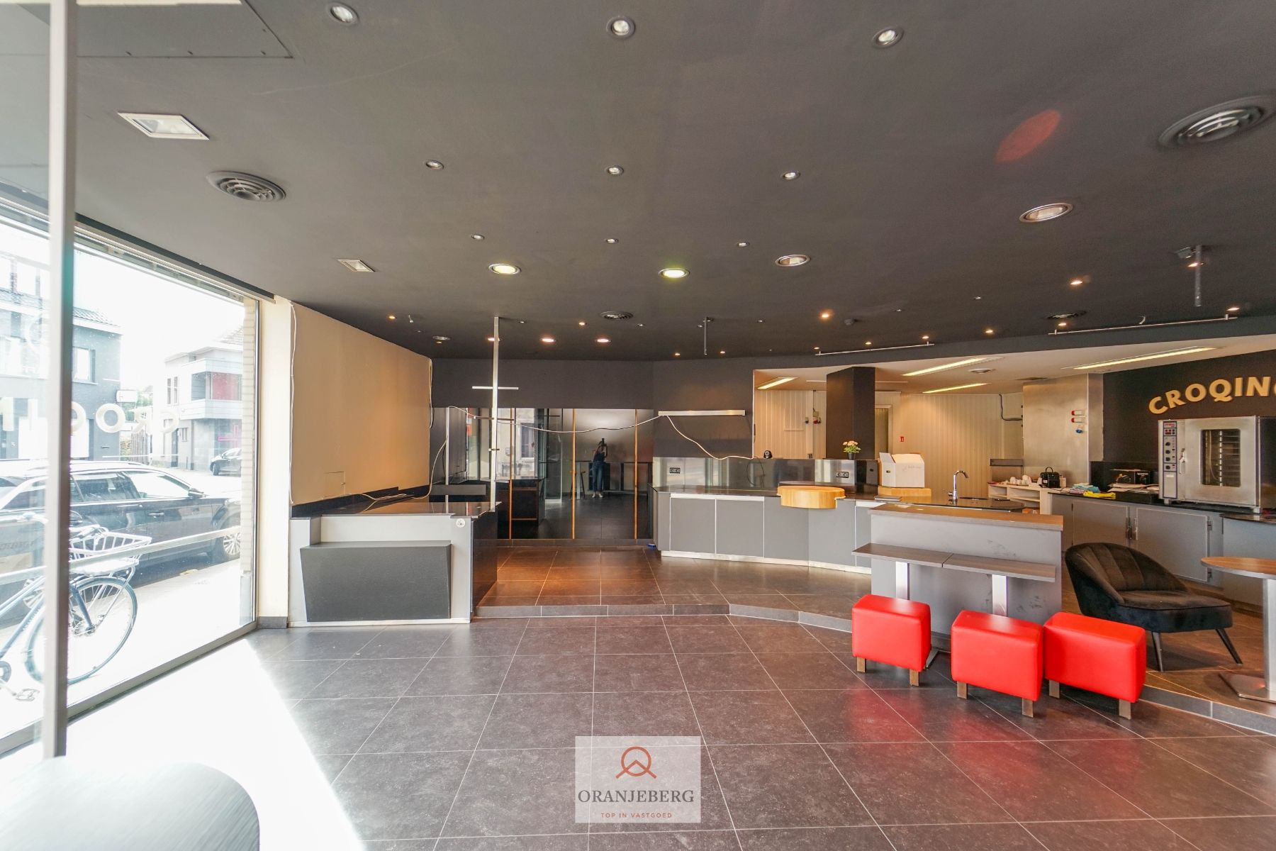 Volledig gerenoveerde winkelruimte + atelier met garage te huur in Gentbrugge foto 4