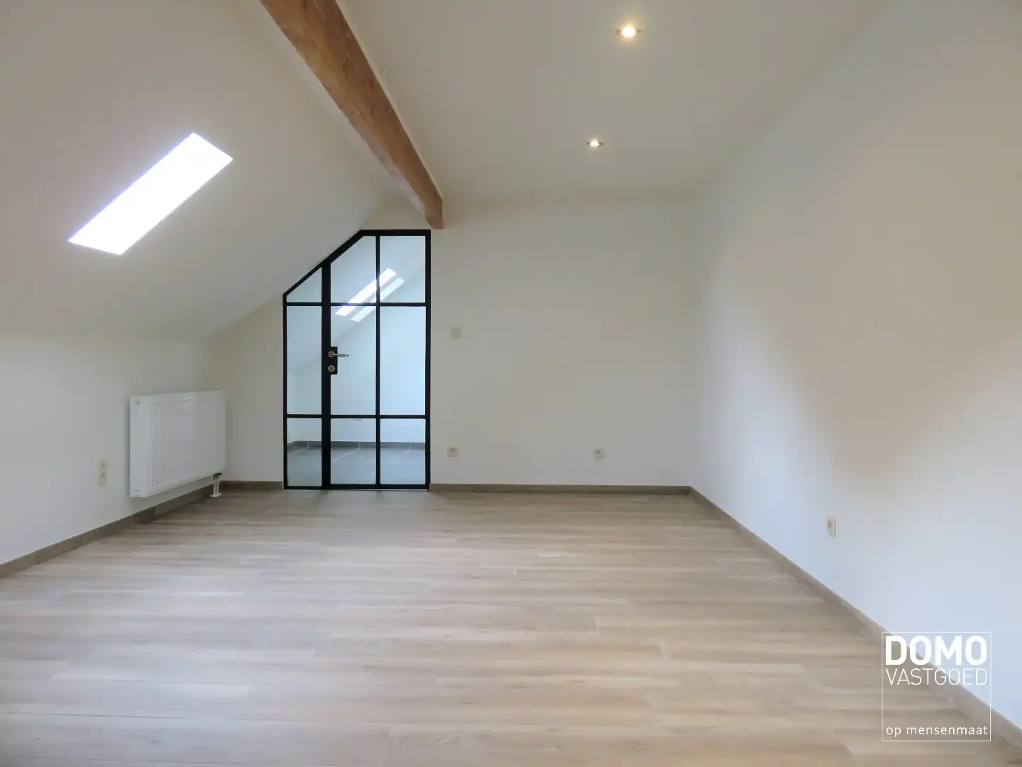 Charmante open bebouwing met 3 slaapkamers, 2 badkamers en prachtige tuin te huur foto 10