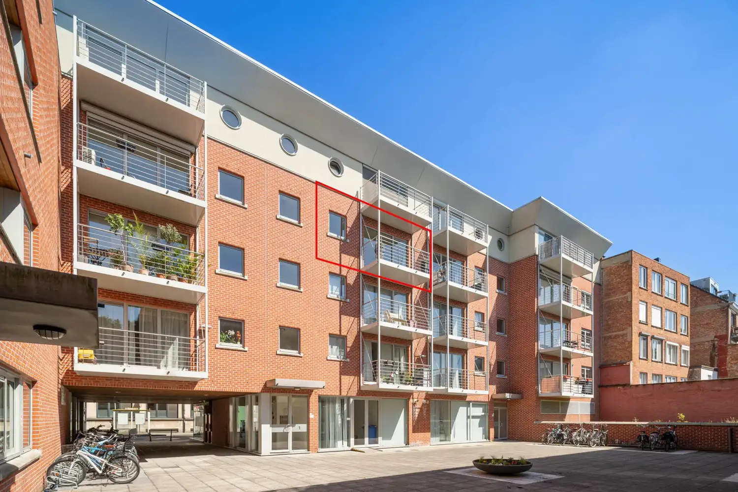Ruim, lichtrijk en energiezuinig(A-label) appartement met 2 slaapkamers, een terras en een autostaanplaats te centrum Leuven! foto {{pictureIndex}}