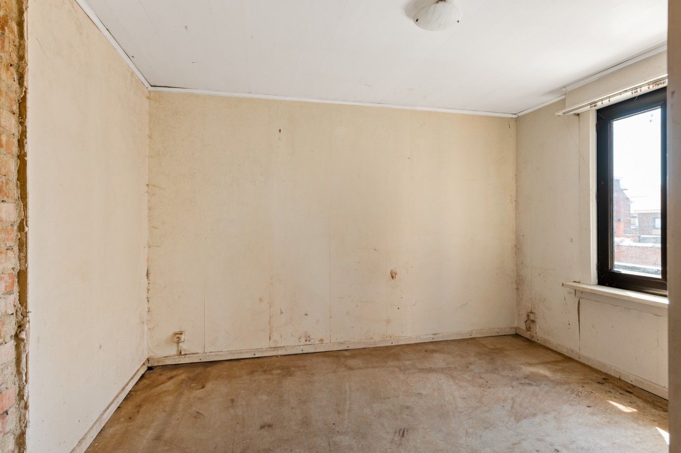 Ruime, volledig te renoveren woning met 4 slpk. en tuin in centrum Stabroek foto 16