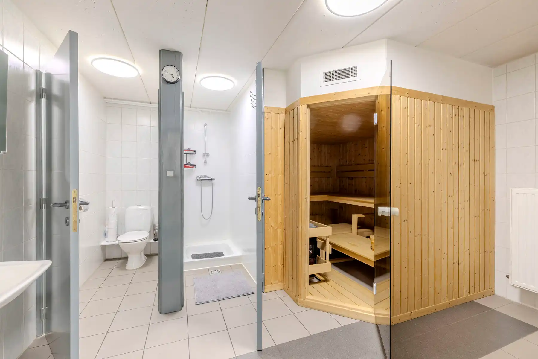 Ruim landhuis op ca. 3010 m² grond met ca. 736 m² bew.opp. foto 34