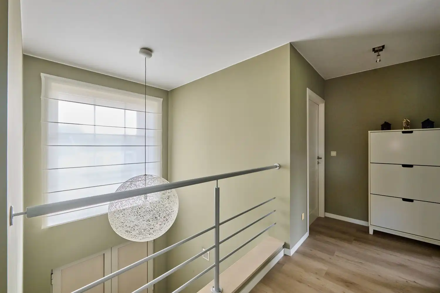 Prachtige instapklare villa met heerlijke leefruimtes voorzien van alle comfort, 4 slaapkamers, 3 badkamers, een perfect aangelegde tuin in alle privacy foto 12