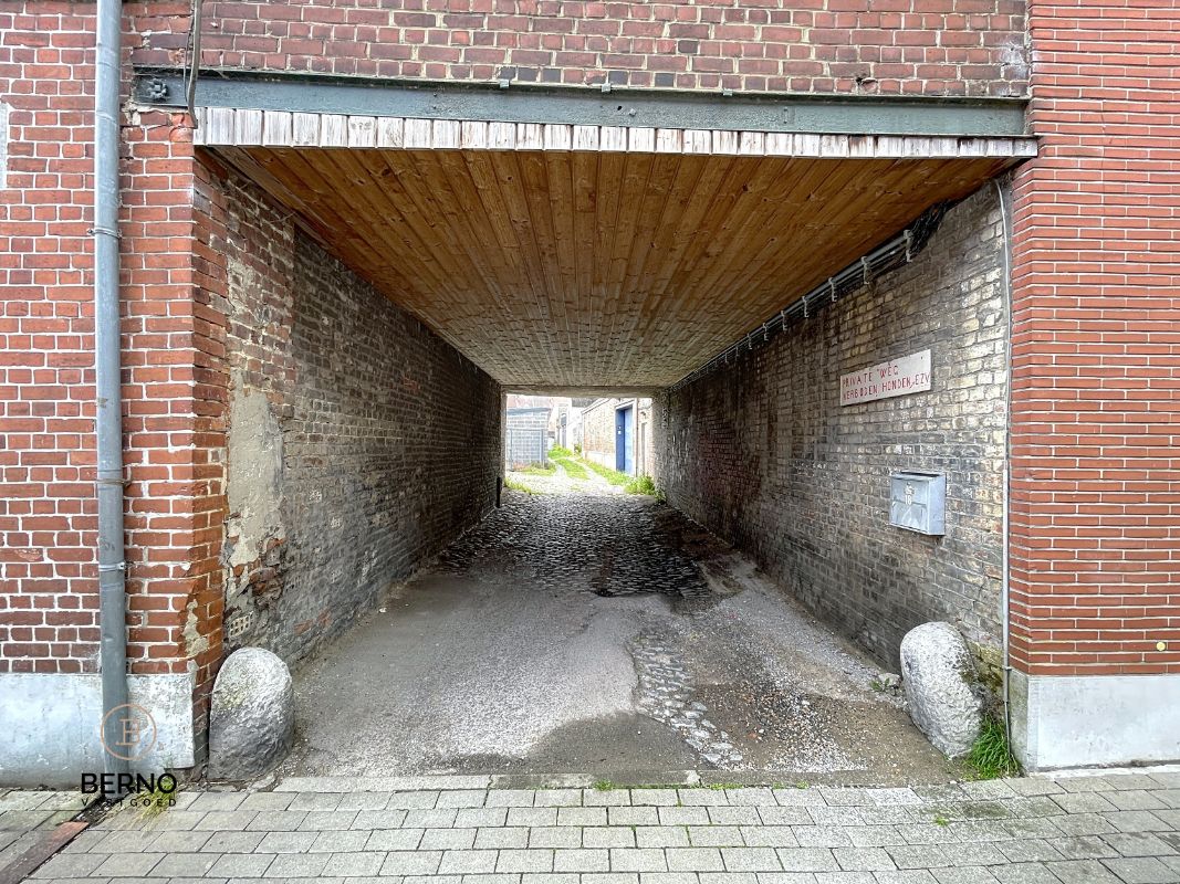 Te renoveren, ruime rijwoning met tuin en garageboxen foto 13