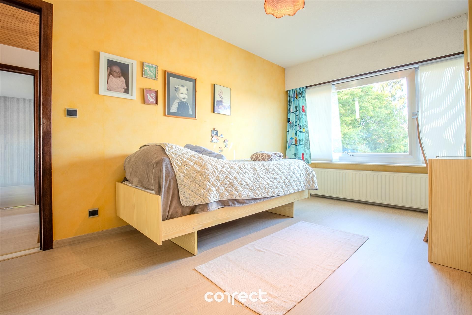 Zeer net onderhouden gezinswoning met 4 ruime slaapkamers, gelegen in een rustige, doodlopende straat. foto 10
