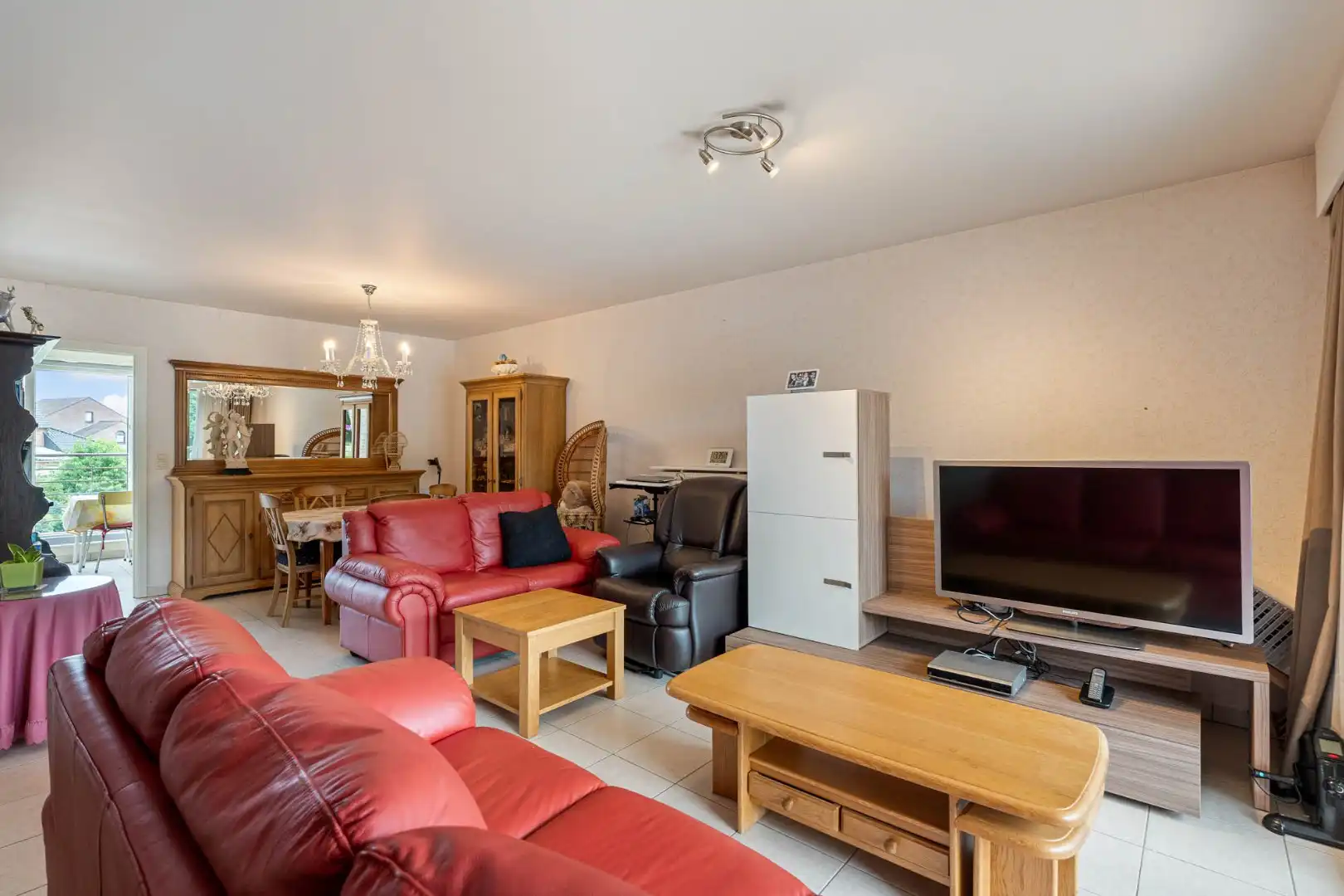 Stijlvol appartement voorzien van 2 slaapkamers, 2 terrassen en een autostandplaats op een rustige locatie in het centrum van Neeroeteren!  foto 10