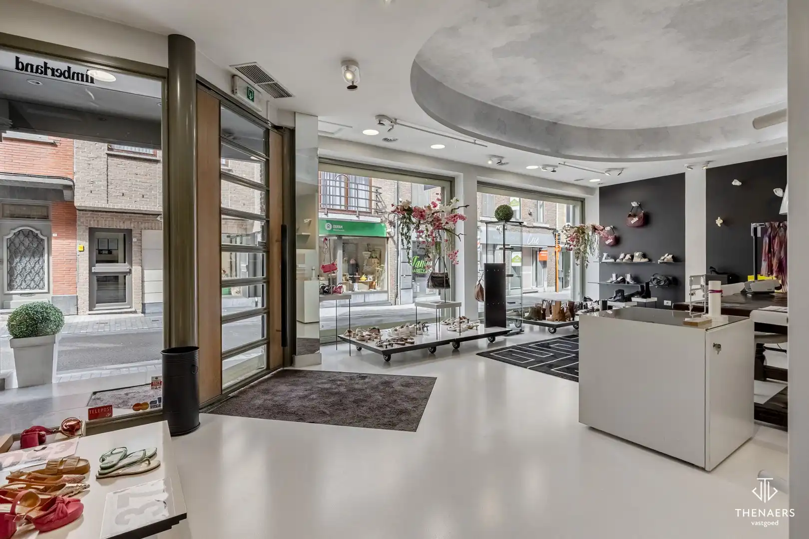 Veelzijdig handelspand van 149 m² in het commerciële hart van Sint-Truiden. foto 2