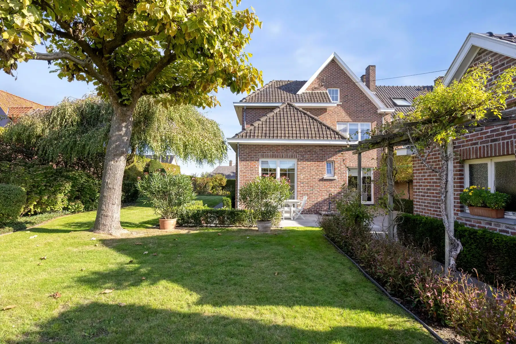 Ruime energiezuinige gezinswoning met prachtige tuin aan de stadsrand foto 26