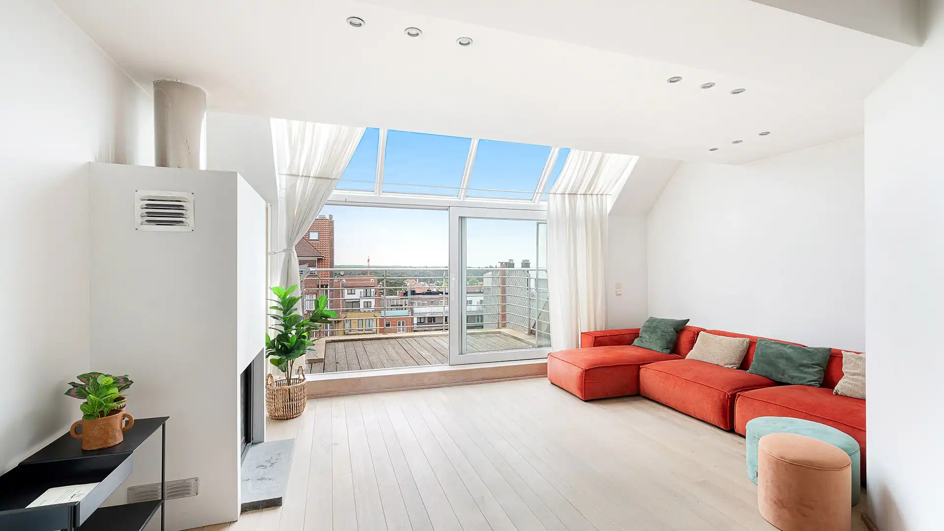 Ruim duplex appartement met zonnige terrassen in hartje Knokke foto {{pictureIndex}}