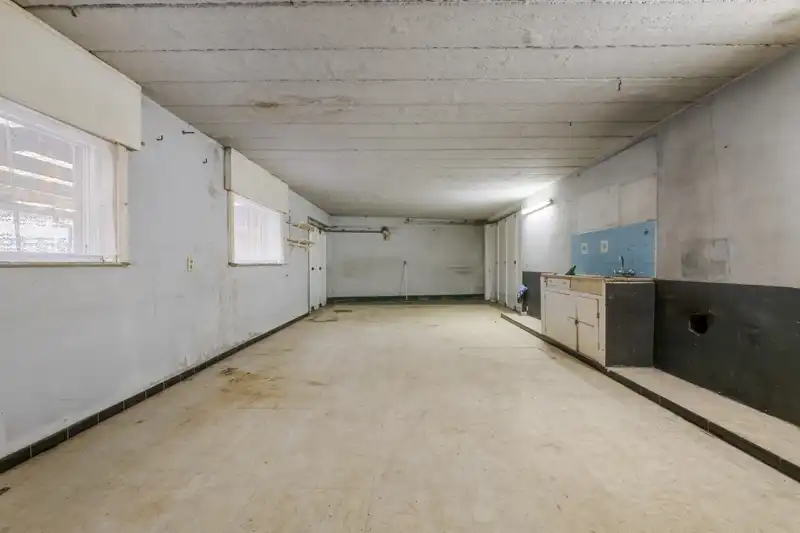 Westrozebeke-centrum. Te renoveren half open bebouwing, uitzonderlijke grote woning met veel bergruimte en garage. Potentieel als woonruimte 165-225m2. Tuin en tuinhuis. foto 17