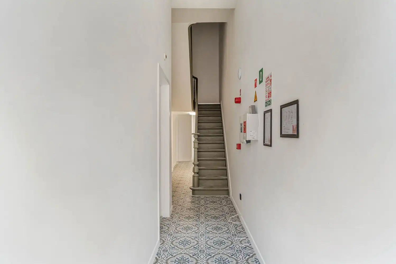 TOTAALRENOVATIE - Goed gelegen en gemeubelde studentenkamer met eigen sanitair (wc, douche & wastafel)! foto 2