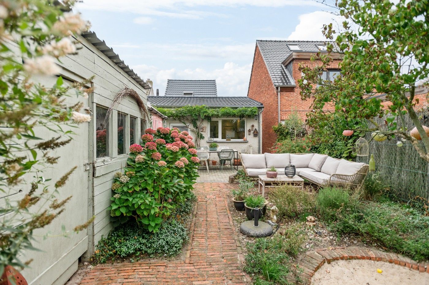 Super charmante, halfopen starterswoning met 2 slpk. en toffe tuin foto 25