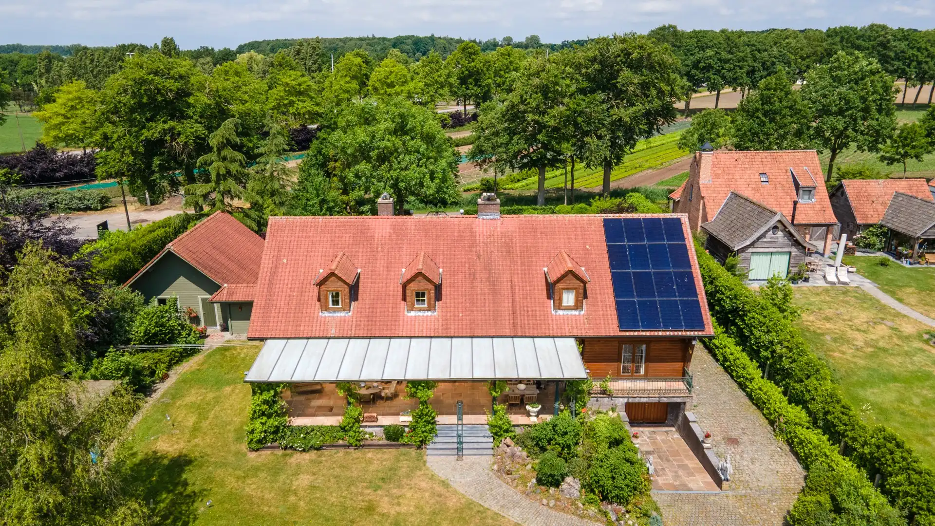 Ruime villa met mooie tuin foto 34