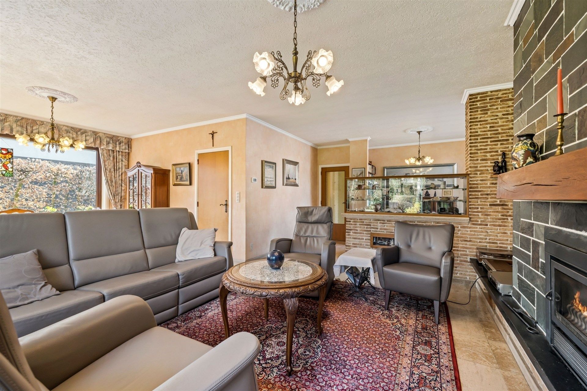 Uitstekend gelegen gezinswoning (type bungalow) met 4 slaapkamers, garage en een aangename tuin (1.067m²) foto 5