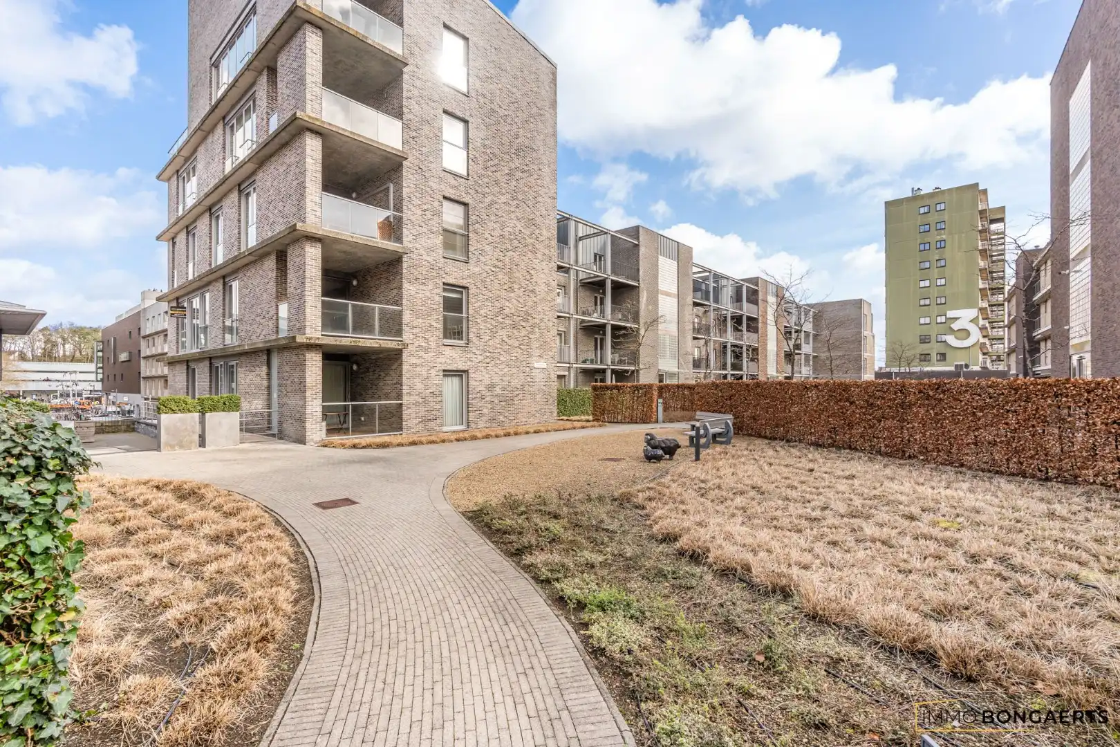 Ruim appartement met zicht op het stadsplein in het centrum van Genk foto 26