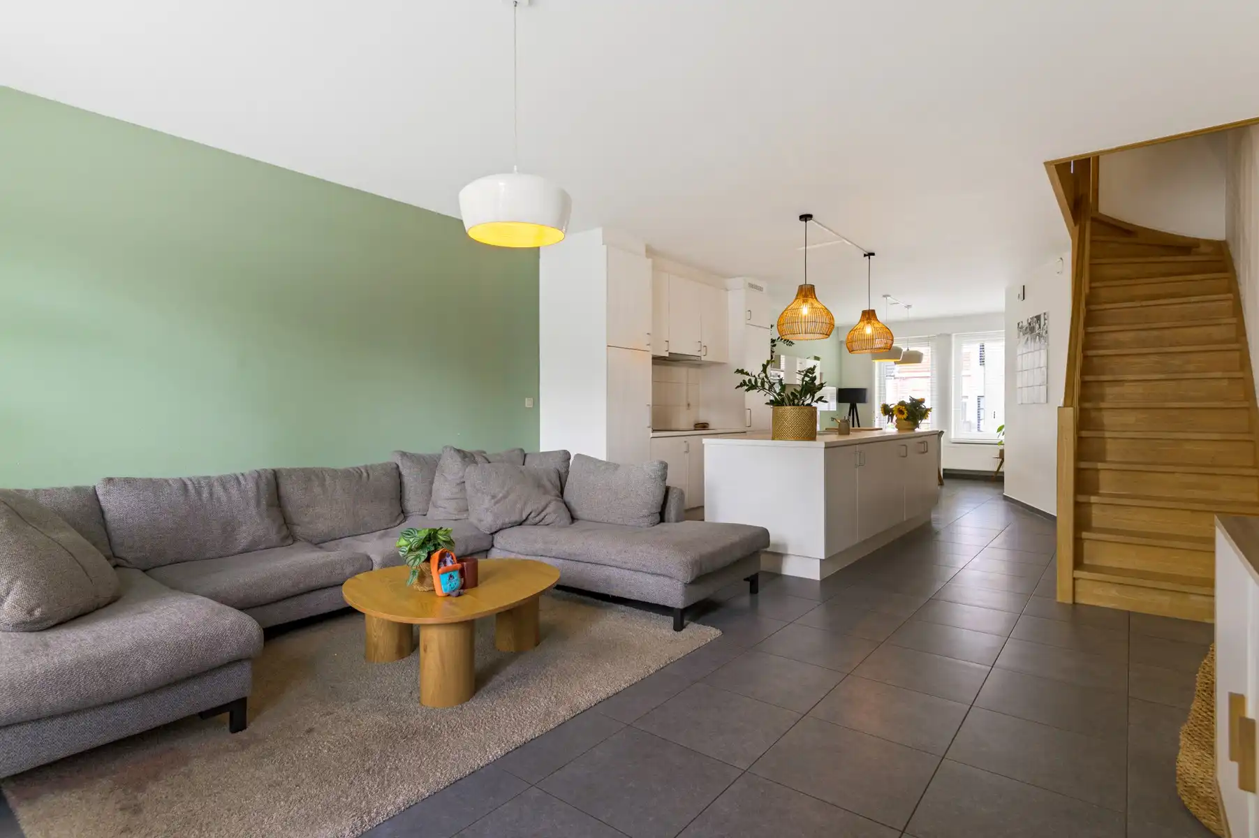 Recente woning op centrale ligging met 2 garages foto 6