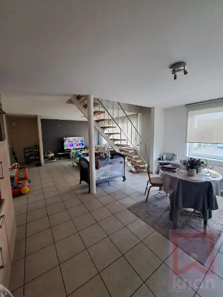 Ruim duplexapp met 3 slaapkamers, 2 auto staanplaatsen en tuin. foto 3