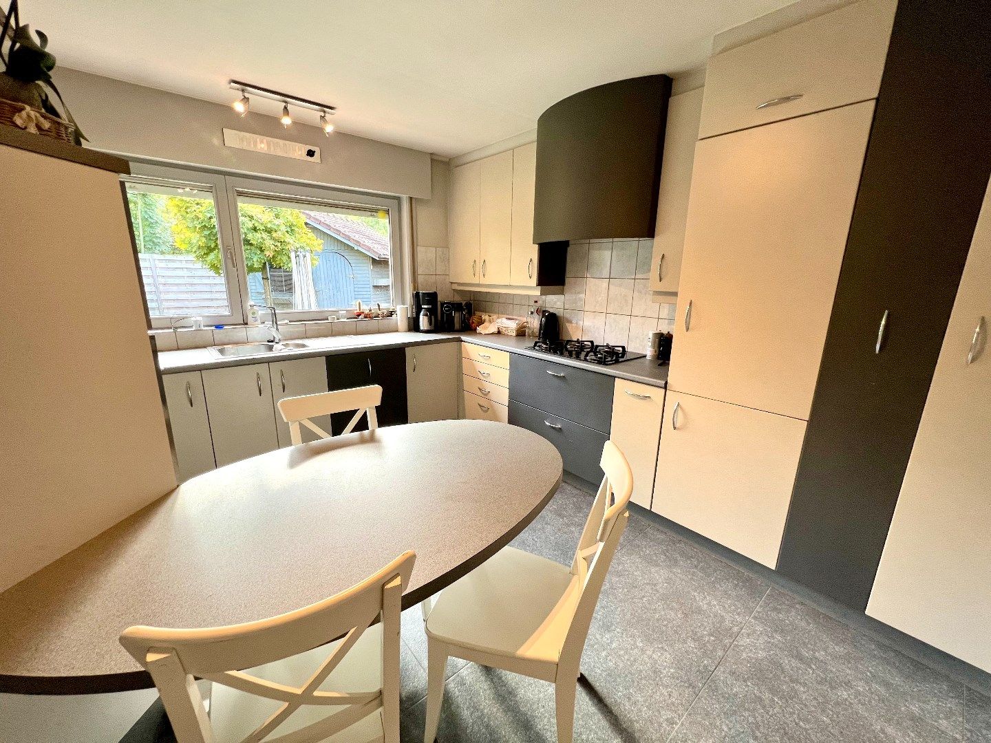 ALLEENSTAANDE WONING MET 4 SLPKS, GARAGE, CARPORT EN TUIN foto 9