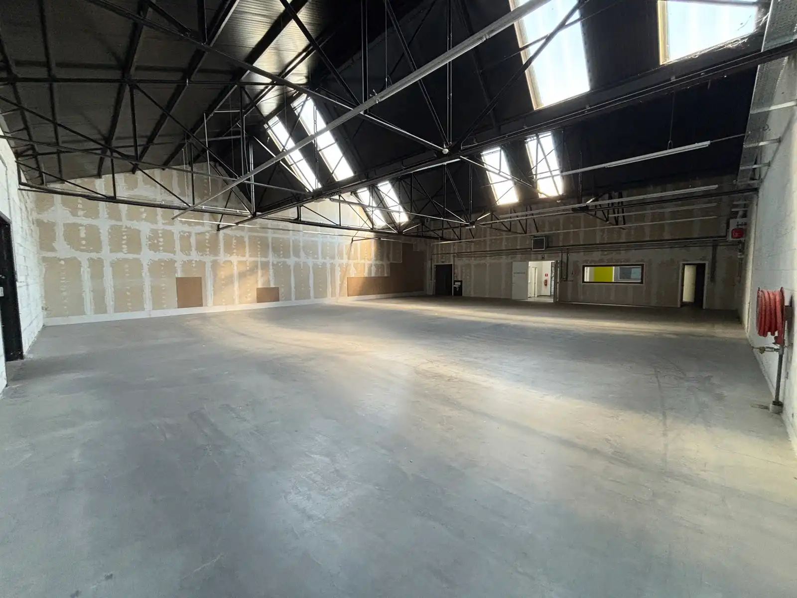 Winkelpand met showroom & magazijn te huur – Lier (1.000 m²) foto 9