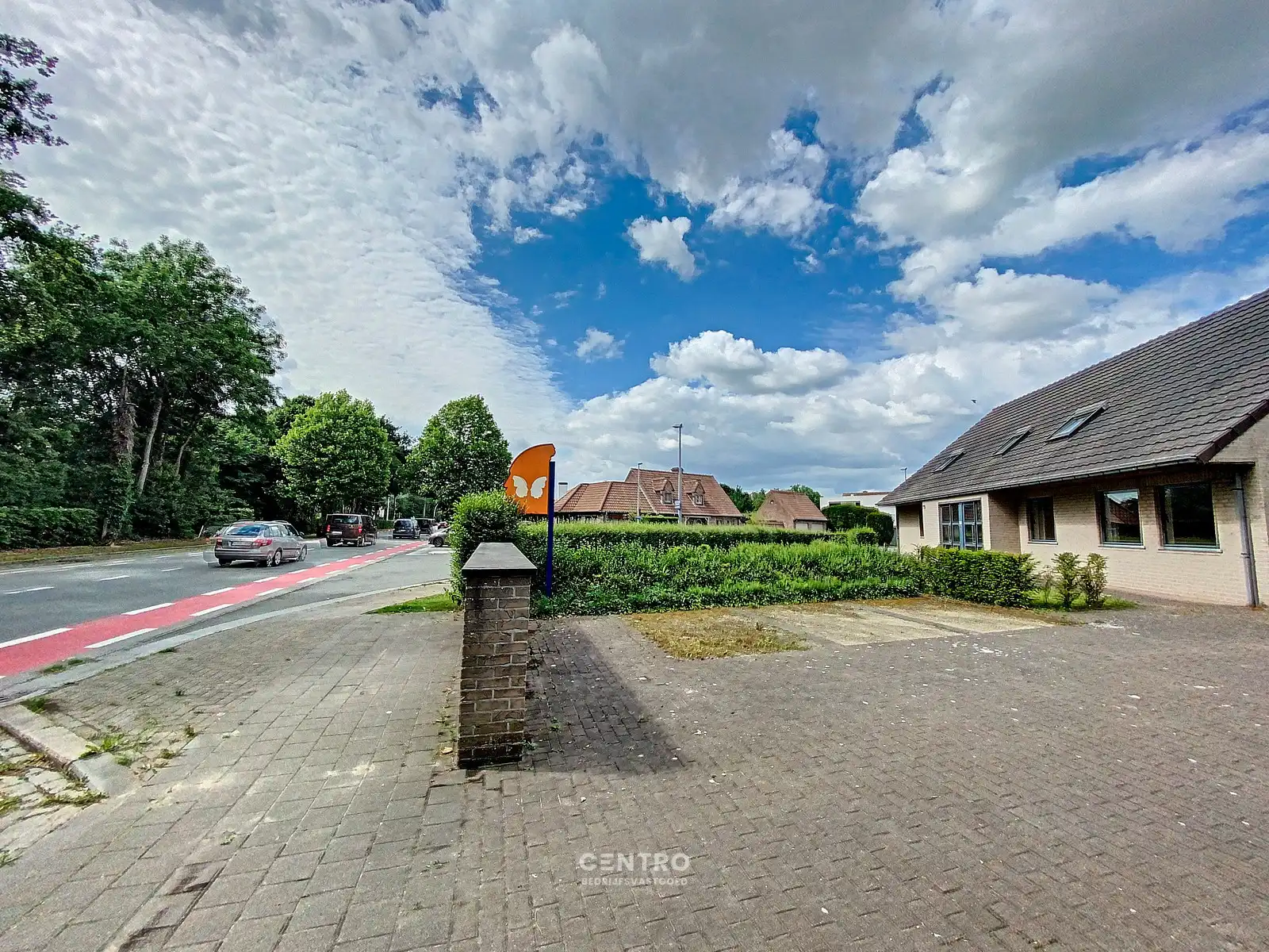 Ruim (430m²), multifunctioneel pand (bewoning, kantoor, praktijk, horeca, ...)  op ZICHTLOCATIE langs invalsweg Roeselare (vlakbij de ring R32). foto 6