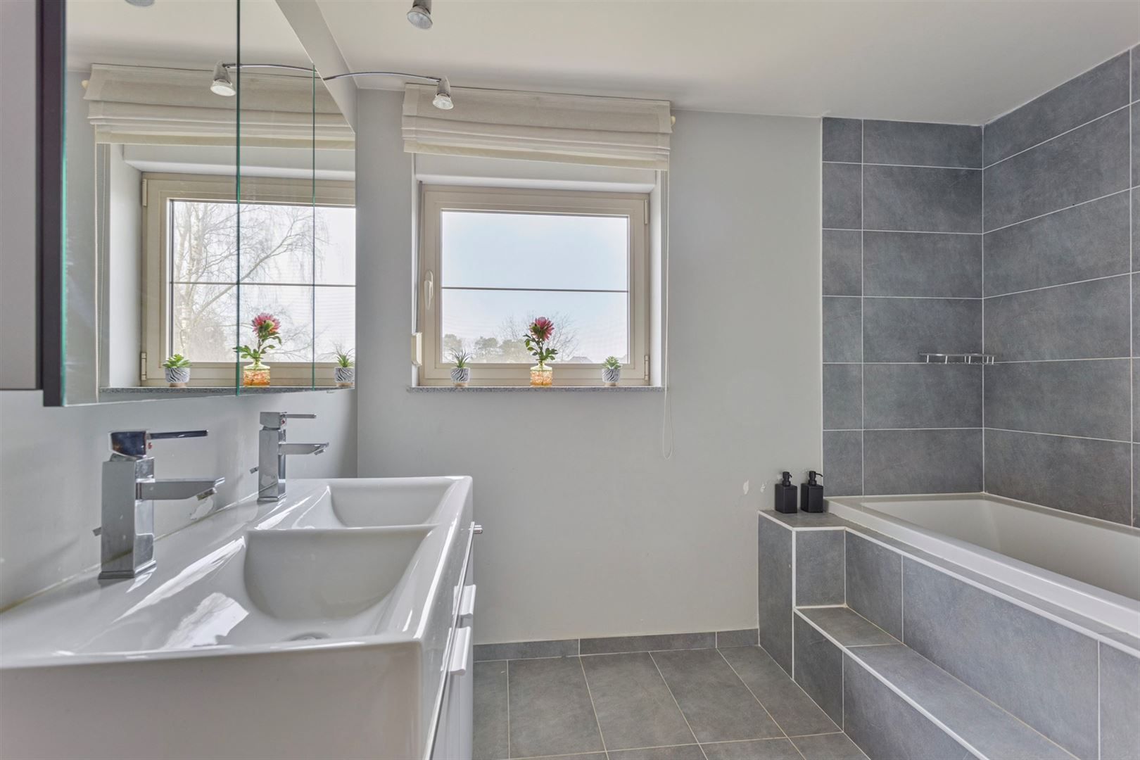 TE KOOP: Ruime woning met praktijkruimte in Maasmechelen! foto 18