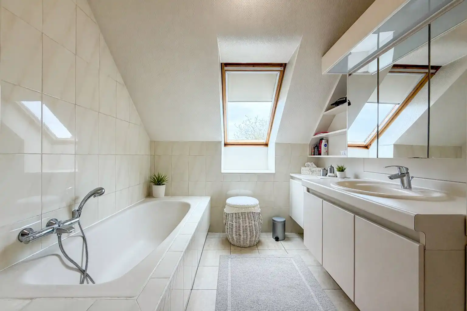 Villa op groot perceel met open zicht: 4 slaapkamers, 2 badkamers, grote tuin, topper te Torhout! foto 32