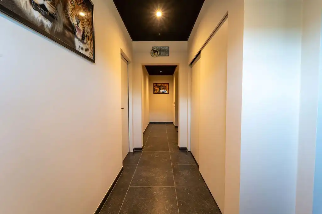 PRACHTIG GERENOVEERDE WONING MET 3 SLAAPKAMERS, 2 BADKAMERS, INPANDIGE GARAGE EN PAARDENSTALLINGEN MET ENERGIEZUINIG EPC TE WIJER (NIEUWERKERKEN)  foto 8