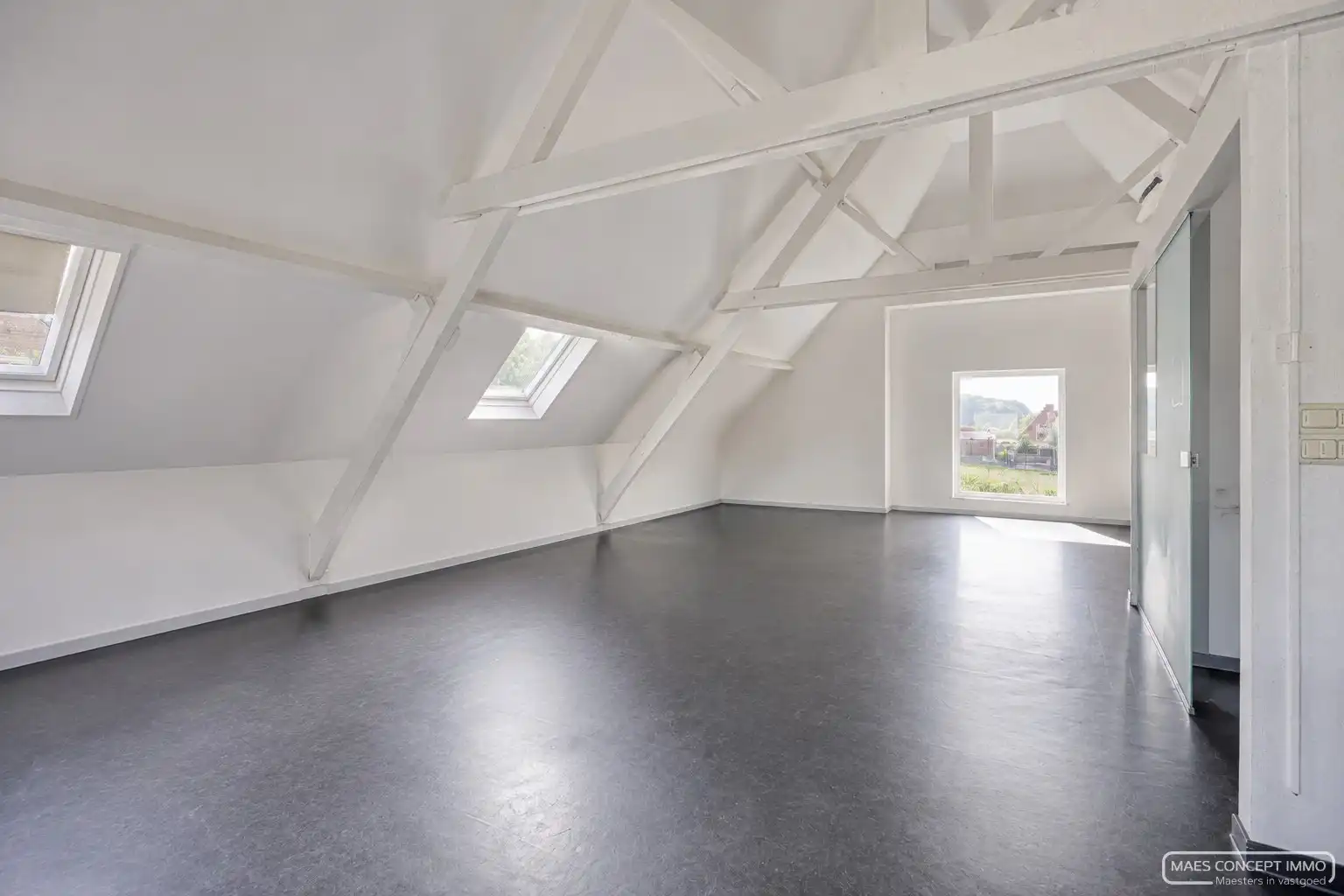 Hoofdfoto van de publicatie: Unieke woning met atelier/ruime garage te koop in Waregem