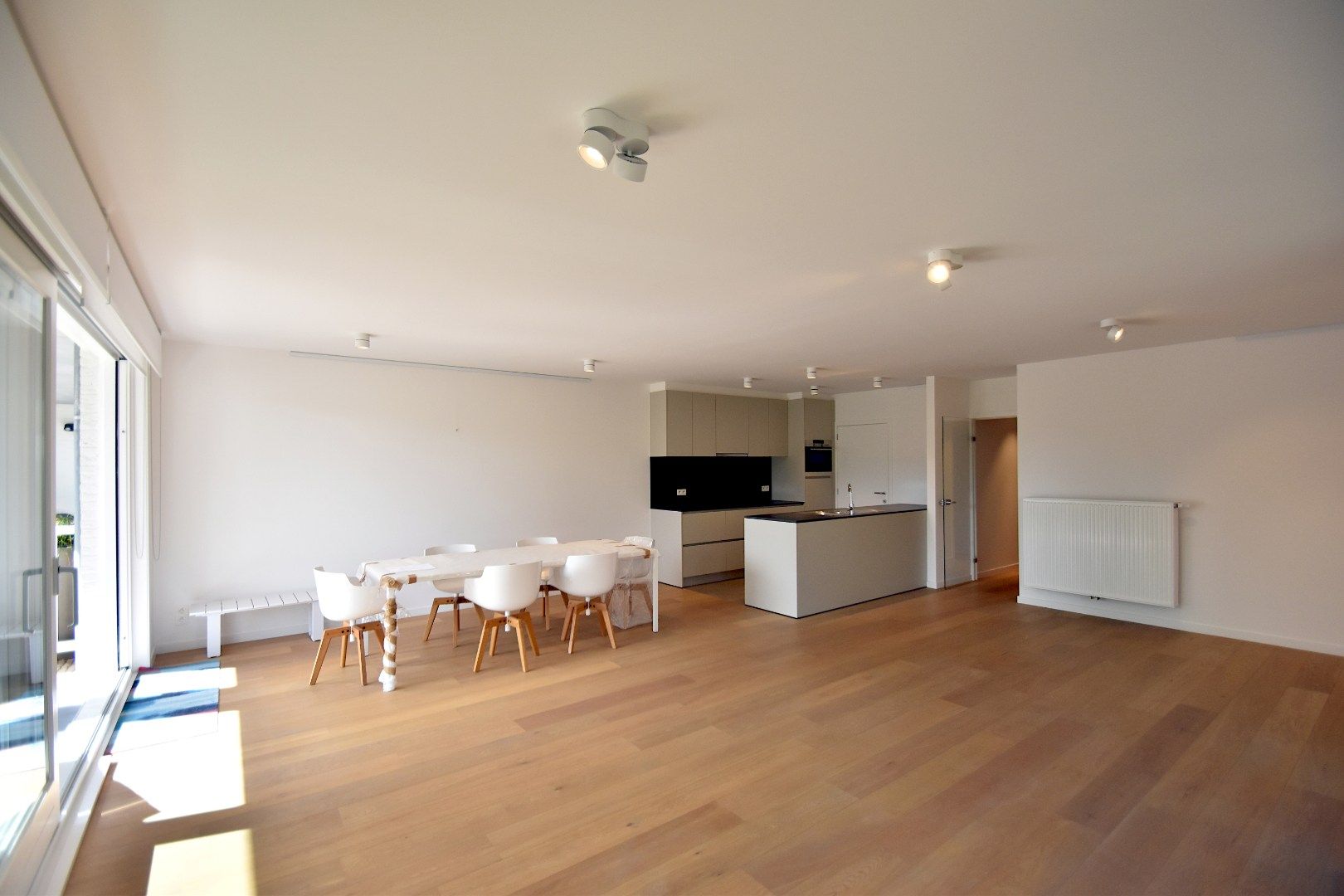 Ruim en elegant hoekappartement met drie terrassen foto 6