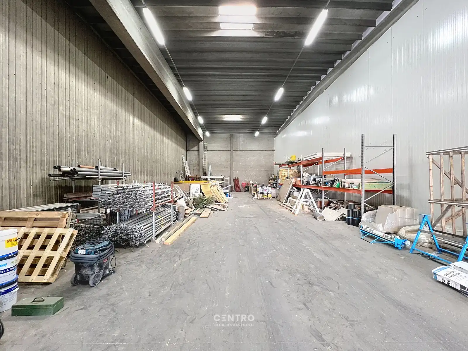 Magazijn van 330m² met vrije hoogte van 7,90m op industriële site , te Kerkhove (Avelgem). foto 3