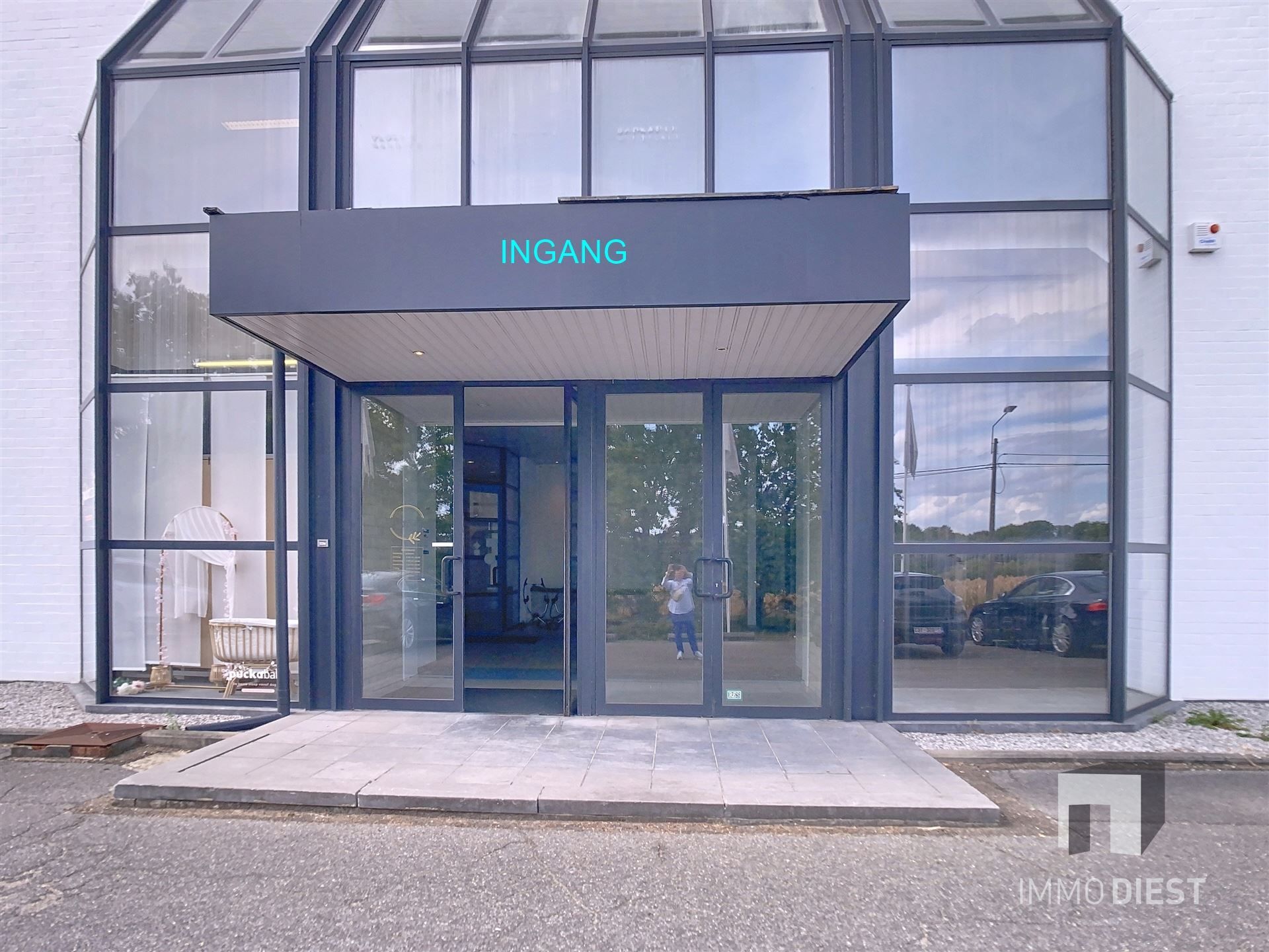 Handelspand van 1181m2 met ruime parking langs verbindingsweg foto {{pictureIndex}}