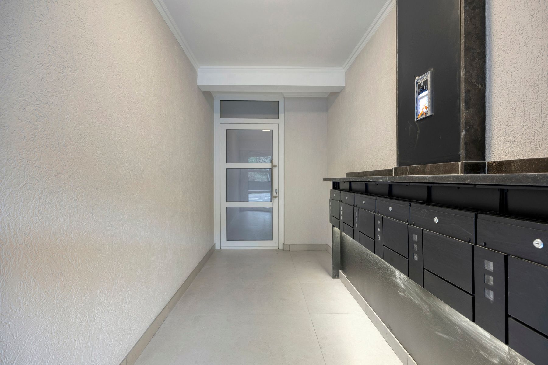 Luxueus gerenoveerd appartement met twee kamers en garage foto 20