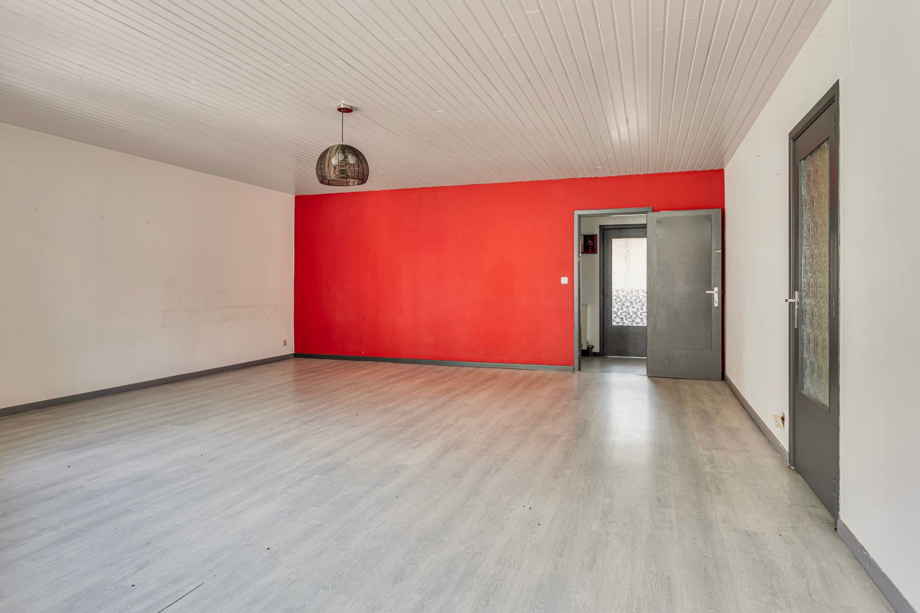 Uitzonderlijk gebouw met feestzaal, appartement en garages foto 20